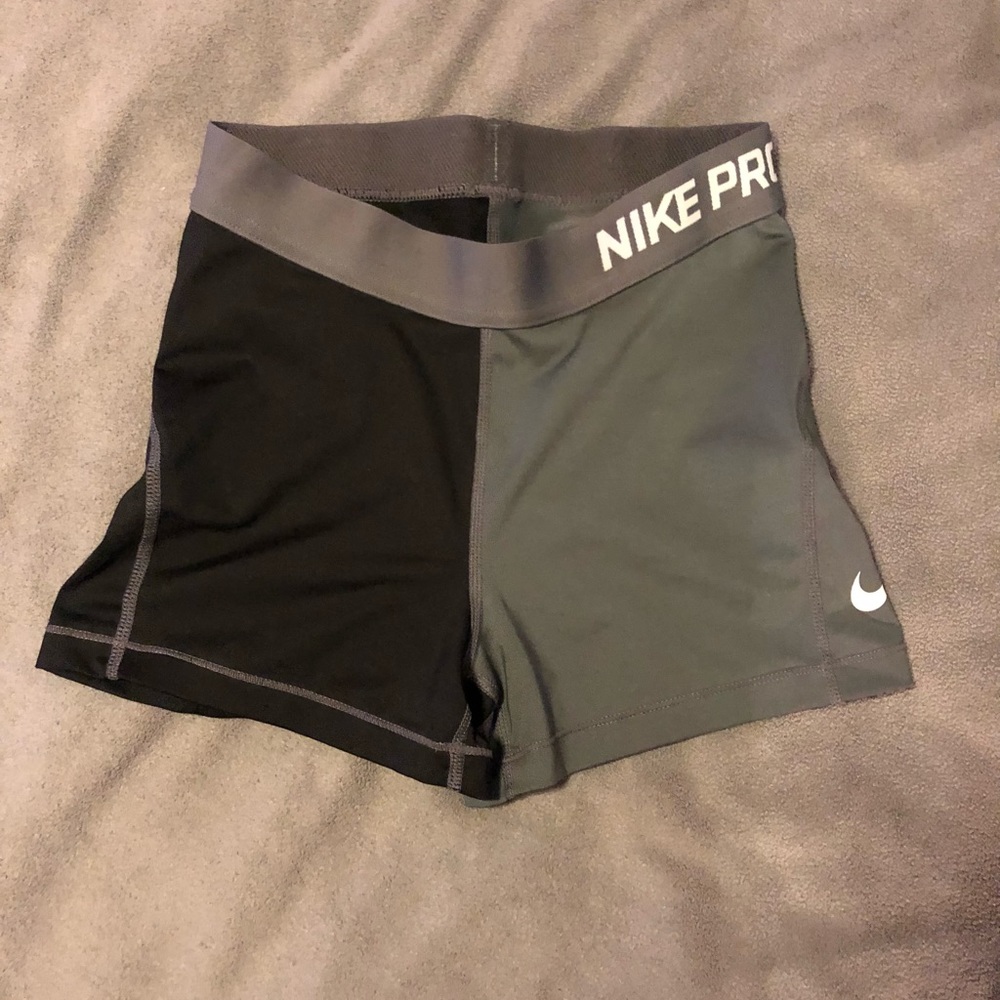 Size Med Nike shorts